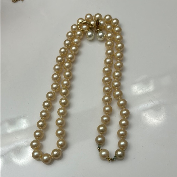 Classic Creamy White Pearl Necklace with Lustrous Sheen and Medium Size - Picture 1 of 5